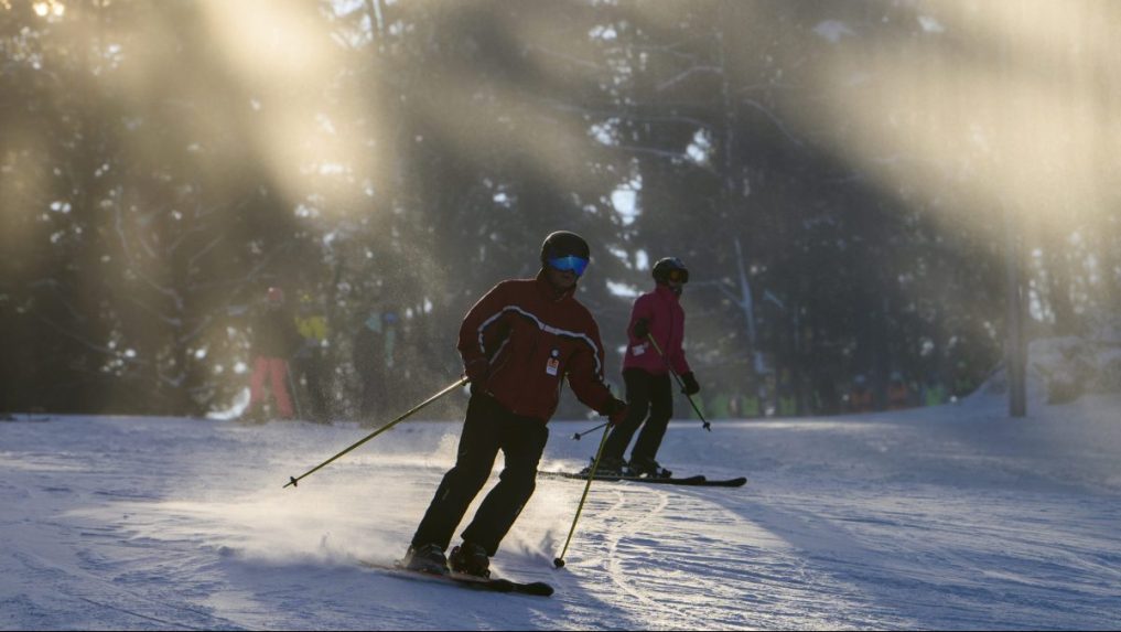 na snímke lyžiar na svahu