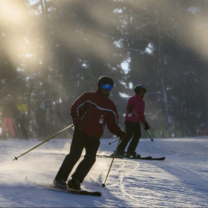 na snímke lyžiar na svahu