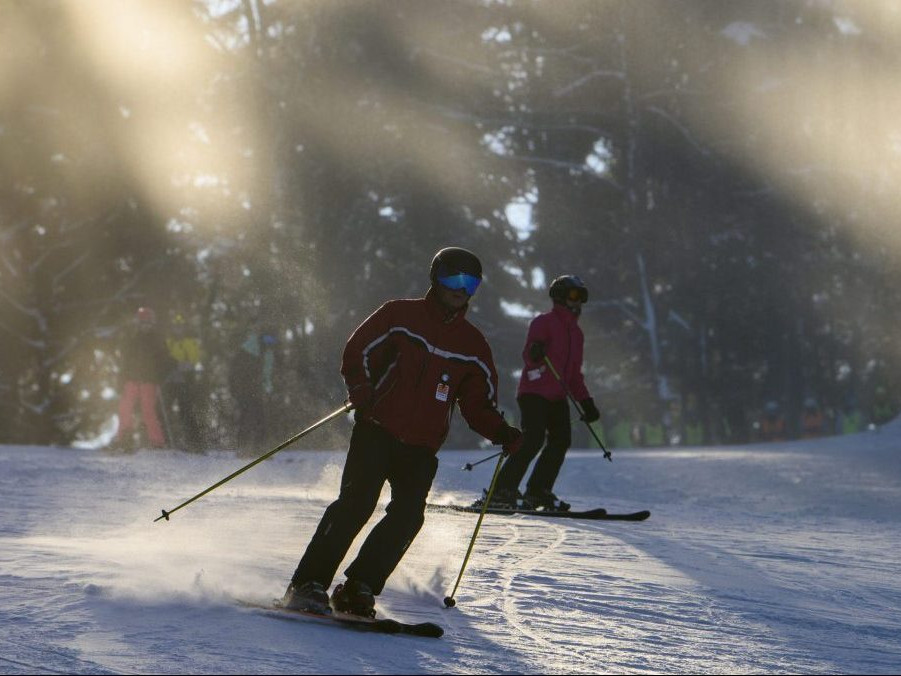 na snímke lyžiar na svahu