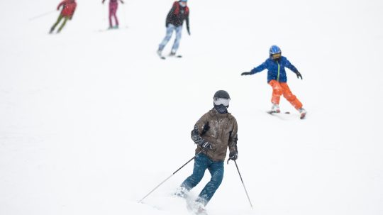 Nízke teploty a čerstvo napadaný sneh prajú lyžiarom.