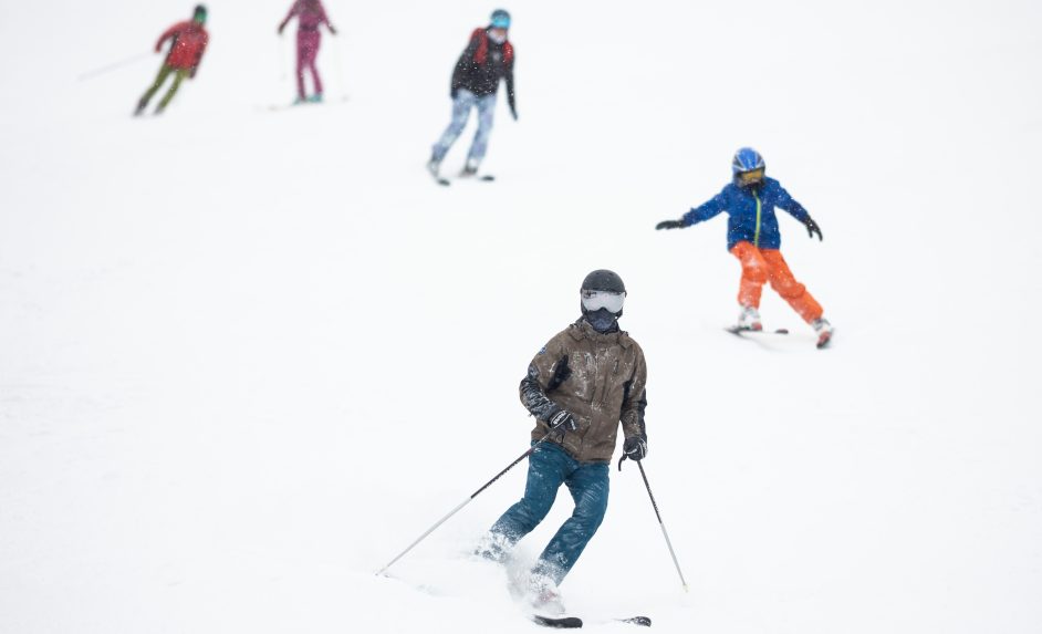 Nízke teploty a čerstvo napadaný sneh prajú lyžiarom.