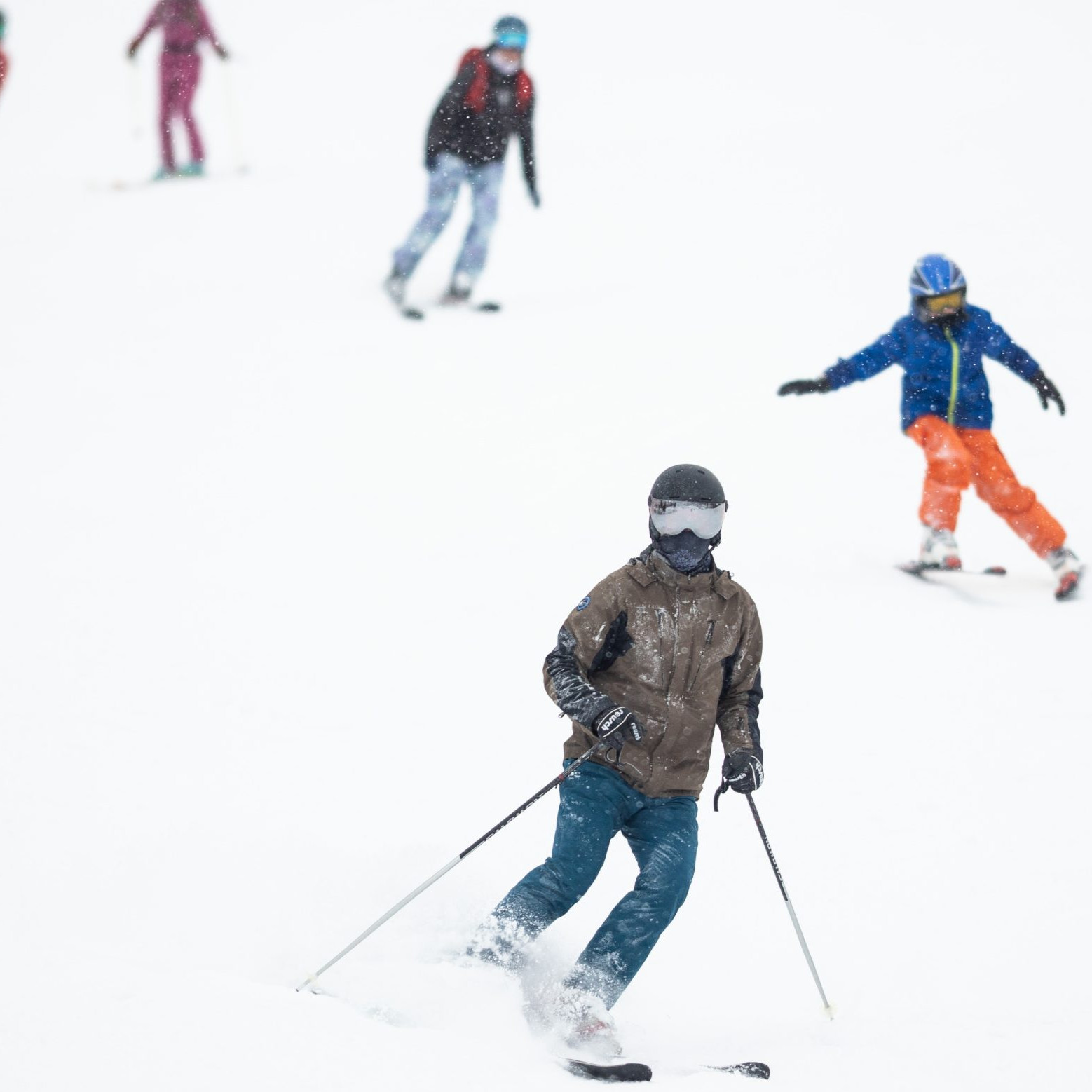 Nízke teploty a čerstvo napadaný sneh prajú lyžiarom.