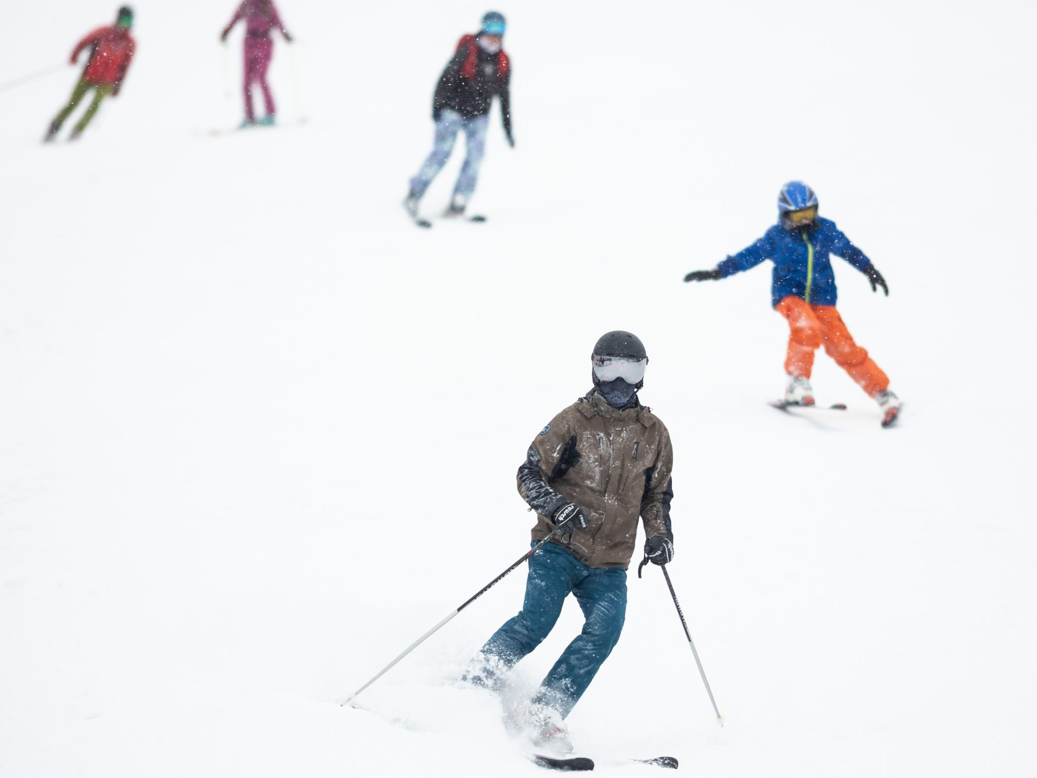 Nízke teploty a čerstvo napadaný sneh prajú lyžiarom.