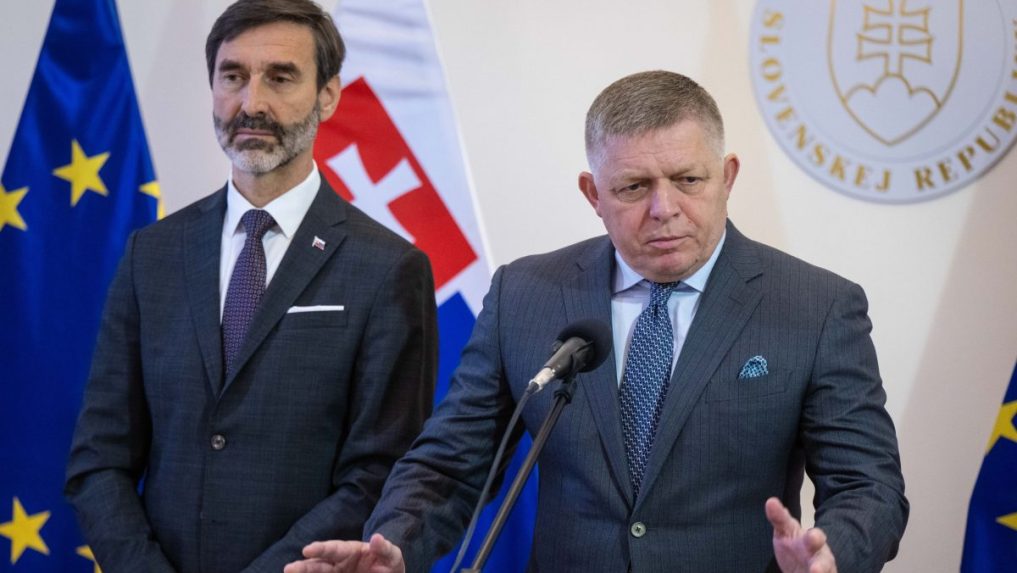 Zľava minister zahraničných vecí Juraj Blanár a premiér Robert Fico.