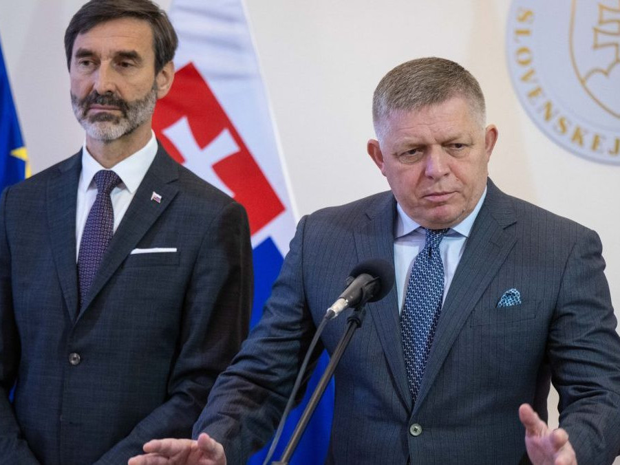 Zľava minister zahraničných vecí Juraj Blanár a premiér Robert Fico.