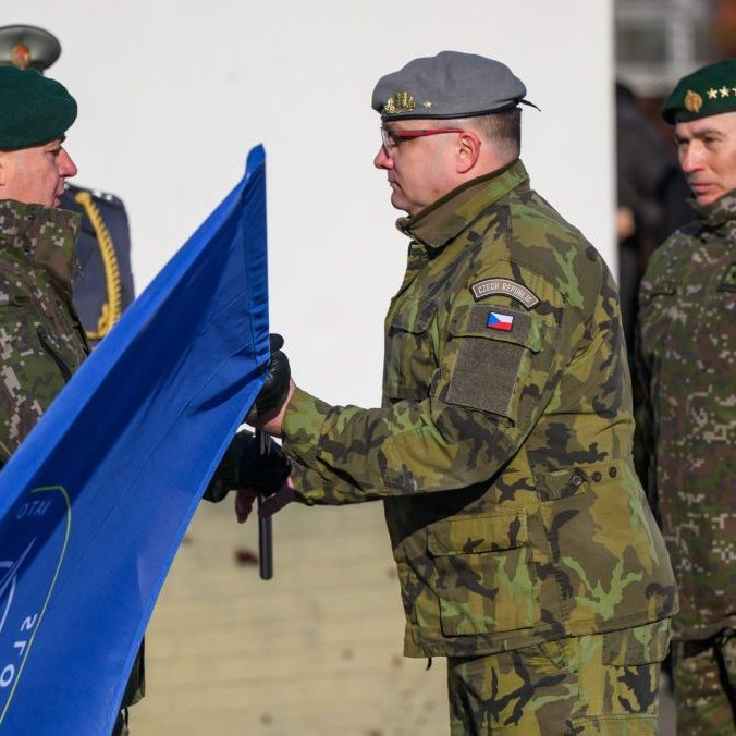Odchádzajúci veliteľ Tímu pre integráciu síl NATO (NFIU) na Slovensku plukovník Marián Kurilla, generál Vít Watroba, veliteľ JLSG BS a nový veliteľ Tímu pre integráciu síl NATO (NFIU) na Slovensku plukovník Alexander Schober.