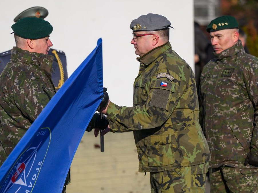 Odchádzajúci veliteľ Tímu pre integráciu síl NATO (NFIU) na Slovensku plukovník Marián Kurilla, generál Vít Watroba, veliteľ JLSG BS a nový veliteľ Tímu pre integráciu síl NATO (NFIU) na Slovensku plukovník Alexander Schober.