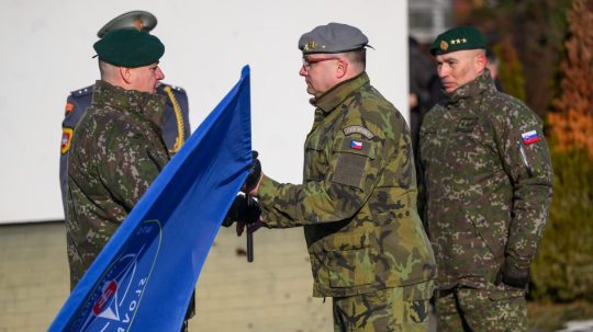 Odchádzajúci veliteľ Tímu pre integráciu síl NATO (NFIU) na Slovensku plukovník Marián Kurilla, generál Vít Watroba, veliteľ JLSG BS a nový veliteľ Tímu pre integráciu síl NATO (NFIU) na Slovensku plukovník Alexander Schober.