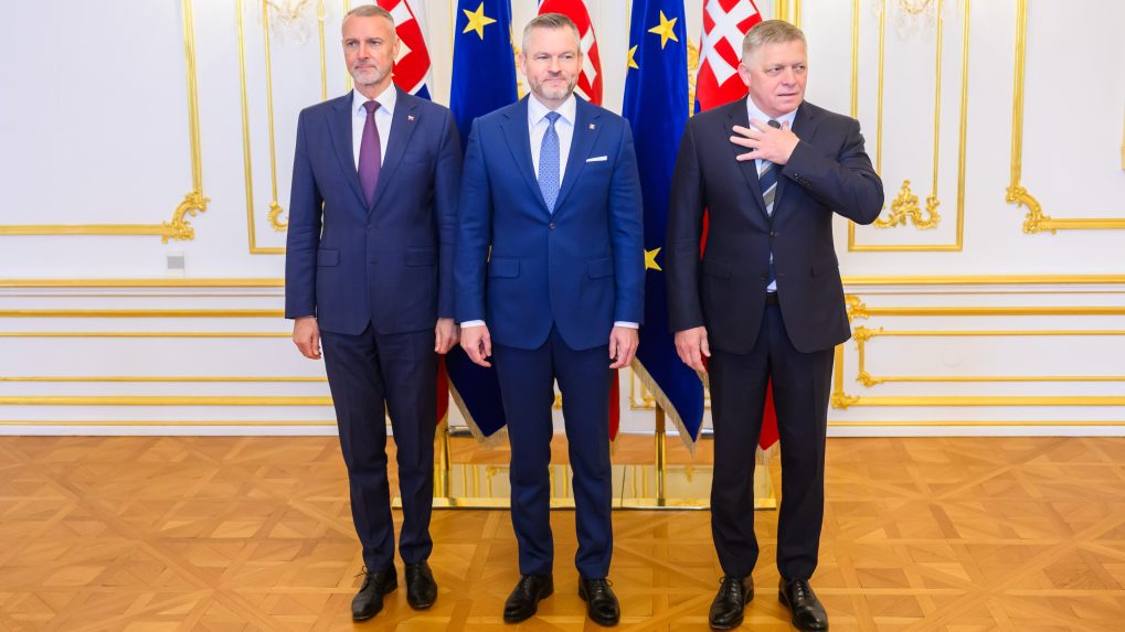 Na snímke prezident SR Peter Pellegrini (uprostred), predseda Národnej rady (NR) SR Richard Raši (vľavo, Hlas-SD) a predseda vlády SR Robert Fico (vpravo, Smer-SD) pózujú počas obedu troch najvyšších ústavných činiteľov.