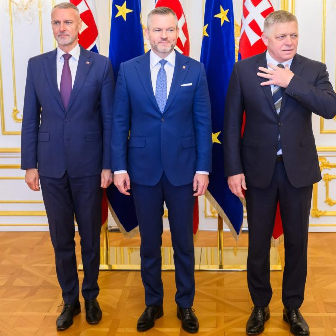 Na snímke prezident SR Peter Pellegrini (uprostred), predseda Národnej rady (NR) SR Richard Raši (vľavo, Hlas-SD) a predseda vlády SR Robert Fico (vpravo, Smer-SD) pózujú počas obedu troch najvyšších ústavných činiteľov.