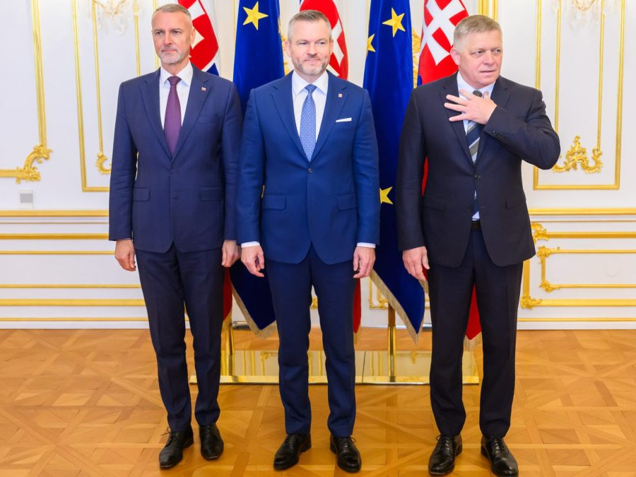 Na snímke prezident SR Peter Pellegrini (uprostred), predseda Národnej rady (NR) SR Richard Raši (vľavo, Hlas-SD) a predseda vlády SR Robert Fico (vpravo, Smer-SD) pózujú počas obedu troch najvyšších ústavných činiteľov.