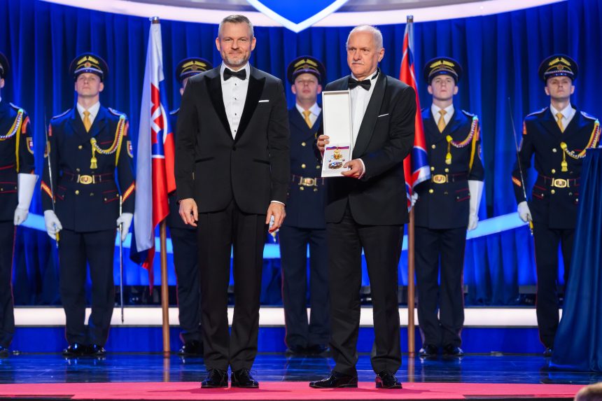 Galerista a riaditeľ múzea Danubiana Vincent Polakovič - štátne vyznamenanie Rad Ľudovíta Štúra II. triedy.