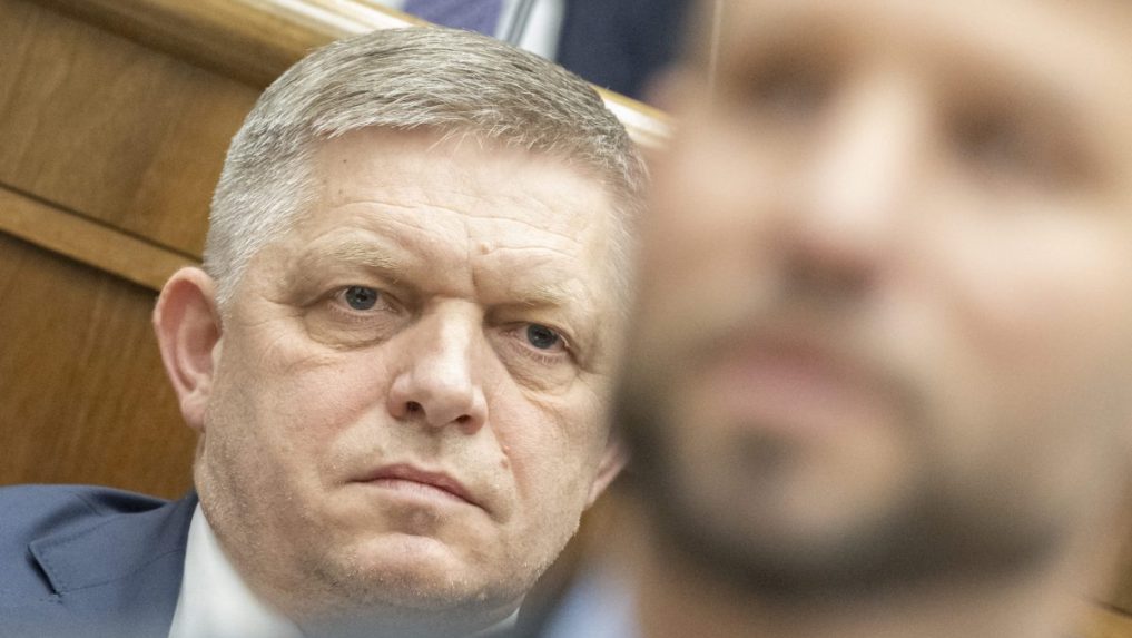 V pozadí premiér Robert Fico a v popredí šéf PS Michal Šimečka.