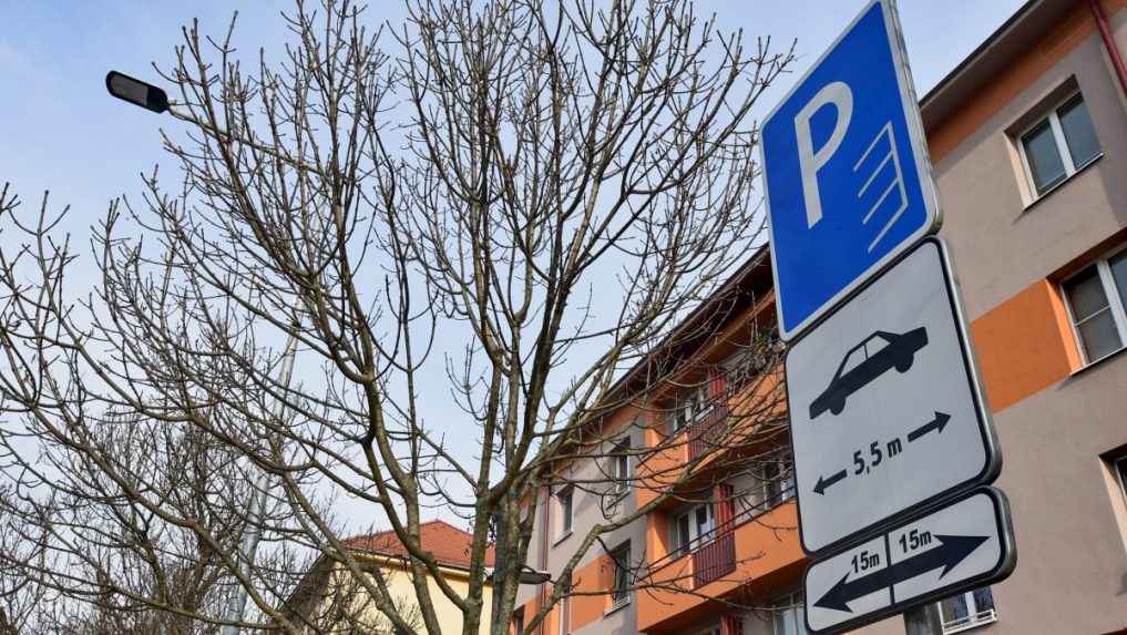 Na snímke tabuľa s informáciami o parkovaní.
