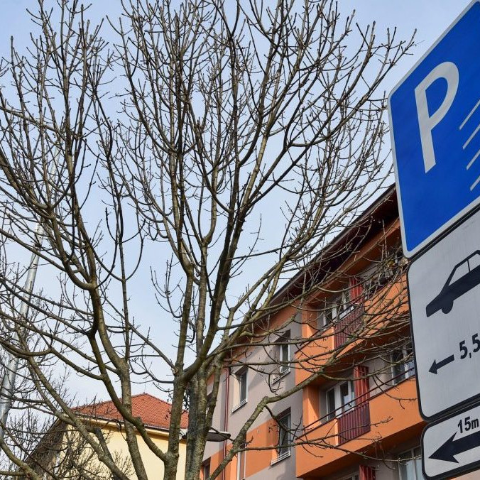 Na snímke tabuľa s informáciami o parkovaní.