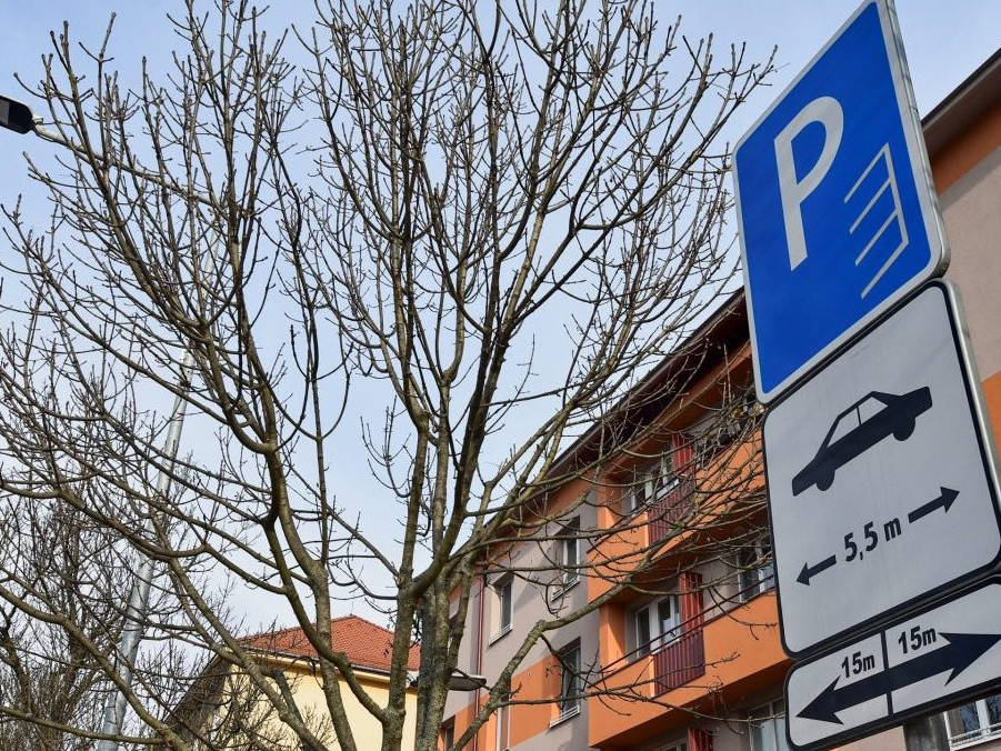 Na snímke tabuľa s informáciami o parkovaní.