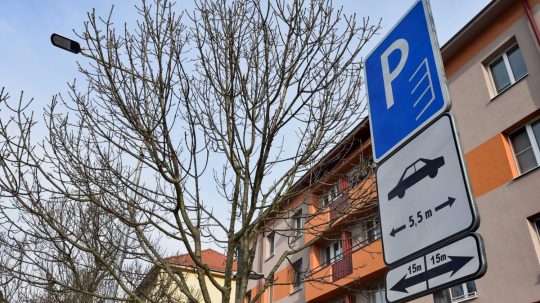 Na snímke tabuľa s informáciami o parkovaní.