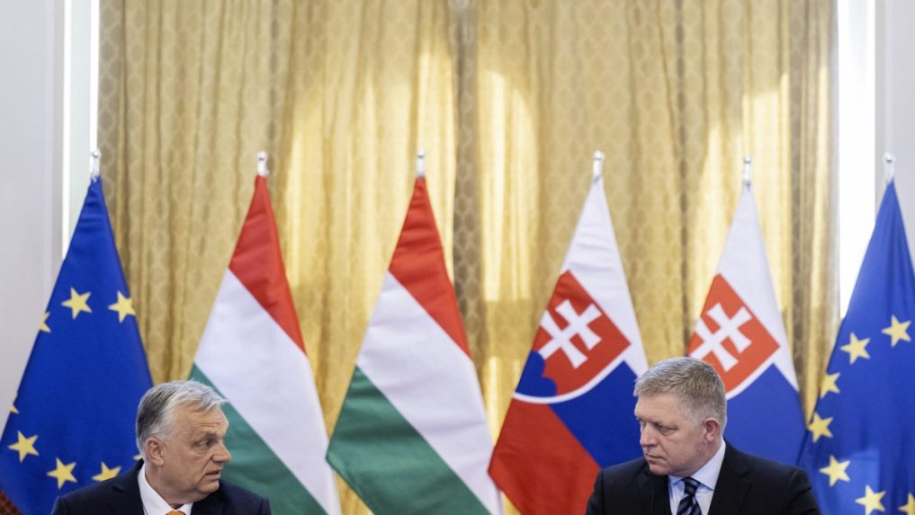 Zľava maďarský premiér Viktor Orbán a slovenský premiér Robert Fico.
