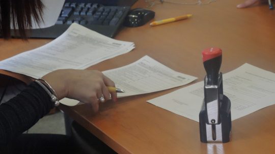 Na snímke pracovníčka kontroluje daňové priznanie daňovníka na daňovom úrade.