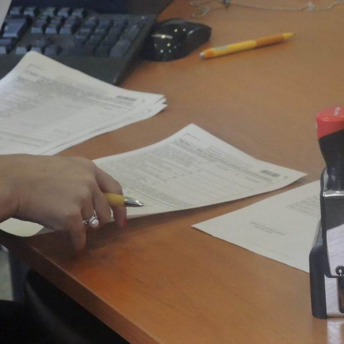 Na snímke pracovníčka kontroluje daňové priznanie daňovníka na daňovom úrade.