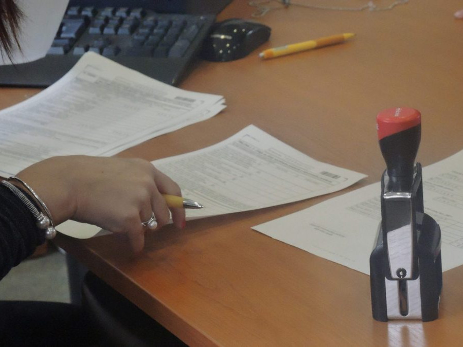 Na snímke pracovníčka kontroluje daňové priznanie daňovníka na daňovom úrade.