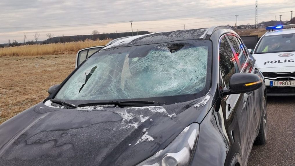 Na snímke rozbité čelné sklo osobného auta.