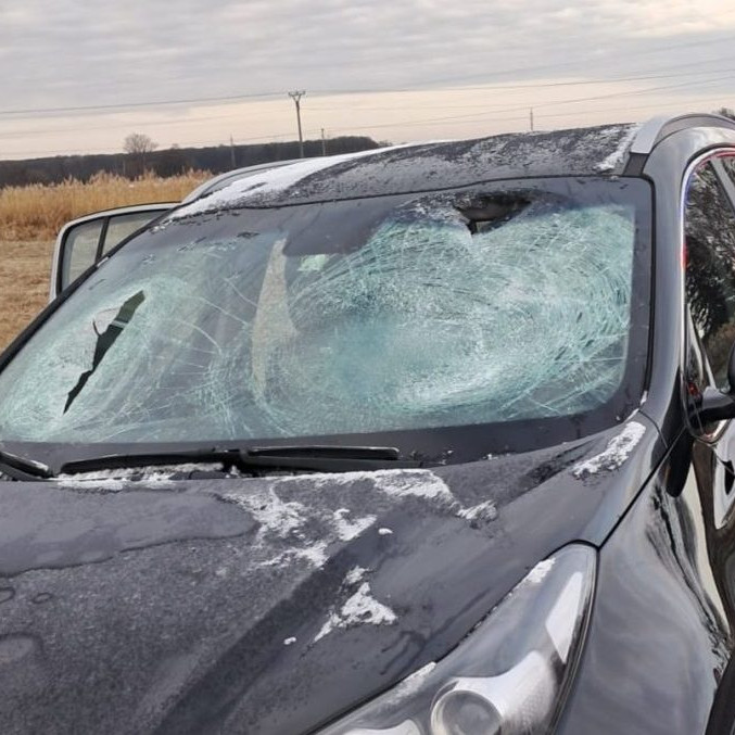 Na snímke rozbité čelné sklo osobného auta.