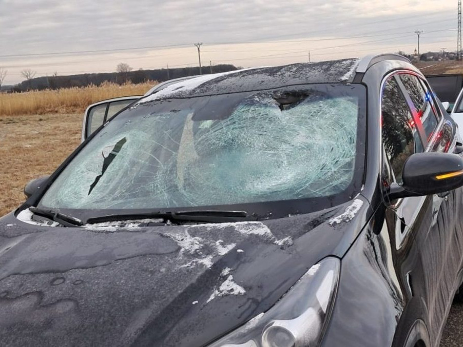Na snímke rozbité čelné sklo osobného auta.