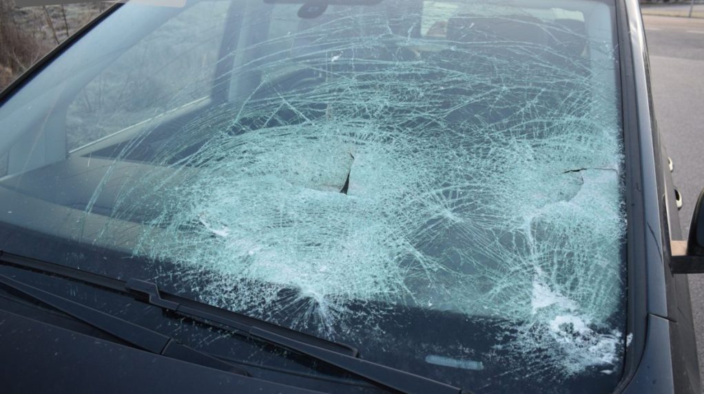Na snímke rozbité čelné sklo osobného auta.