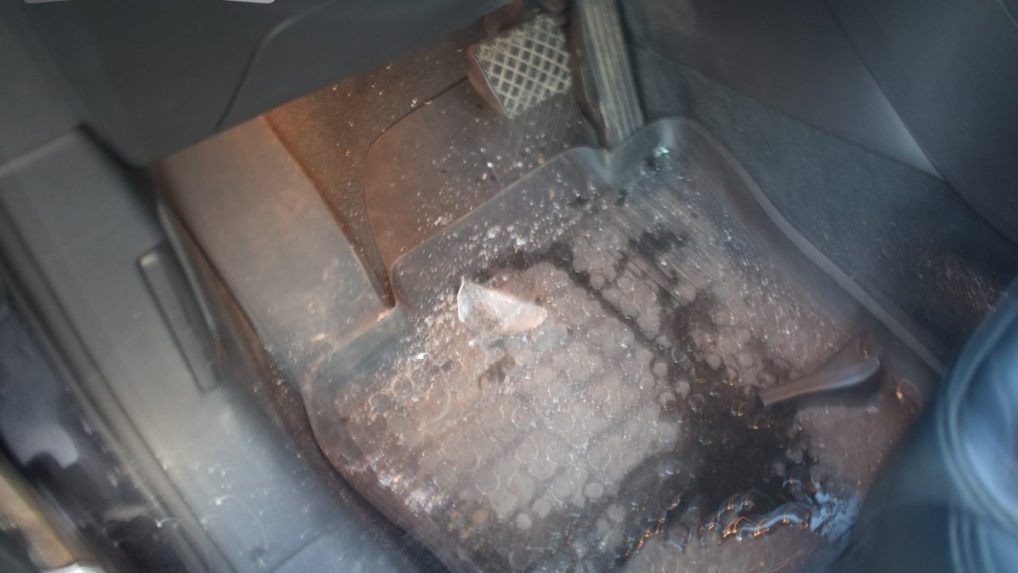 Kus ľadu v aute, ktorý spadol z kamióna a zranil spolujazdkyňu.