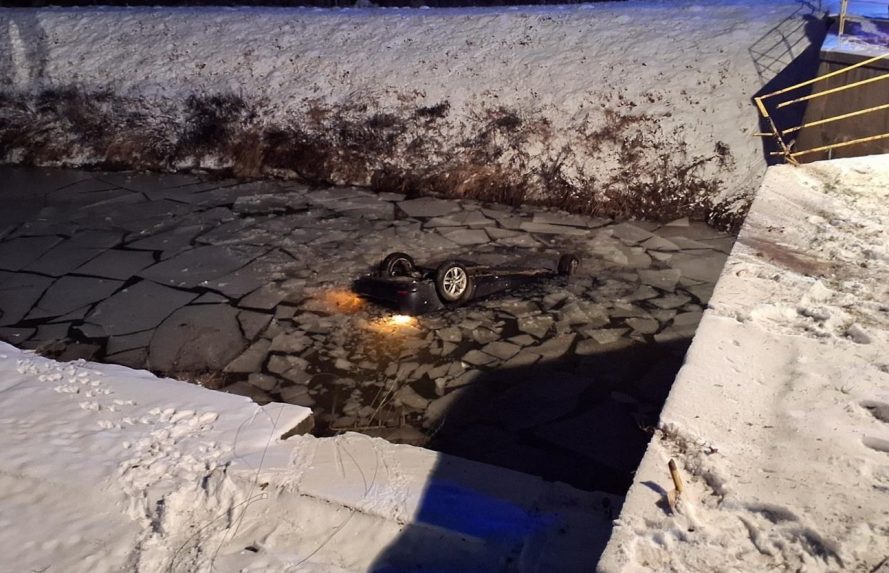 Na sn&iacute;mke prevr&aacute;ten&eacute; auto po nehode.