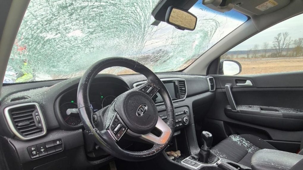 Na snímke auto po nehode, pri ktorej ľad z kamióna zranil spolujazdkyňu.