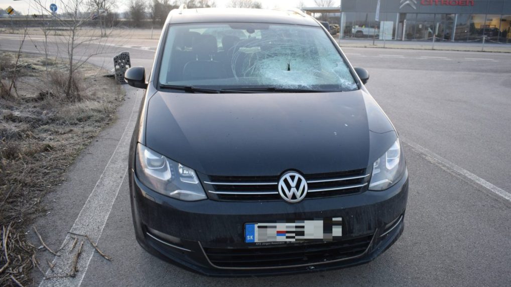 Na snímke rozbité čelné sklo osobného auta.