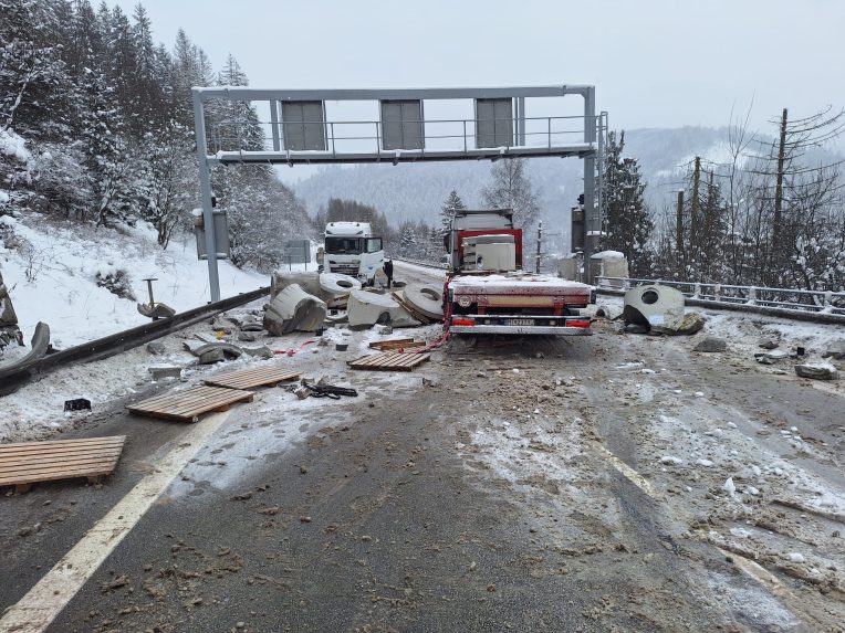 Na sn&iacute;mke cesta I/11 pred tunelom Horelica.