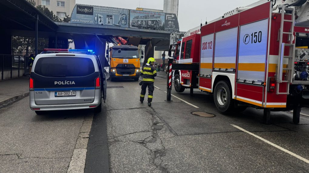 Zaseknut&eacute; n&aacute;kladn&eacute; auto v Rači.