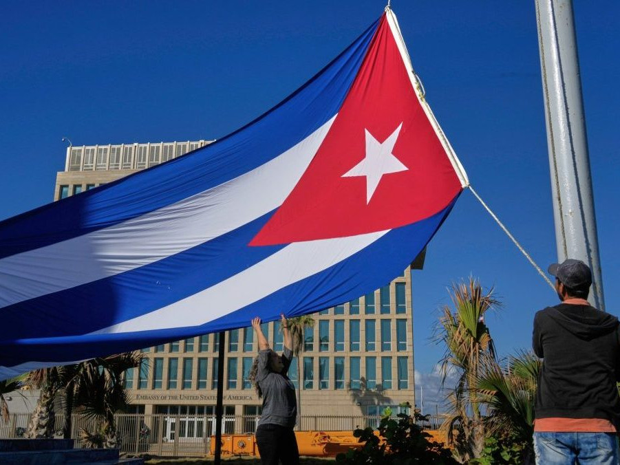 vlajka Kuby na americkej ambasáde