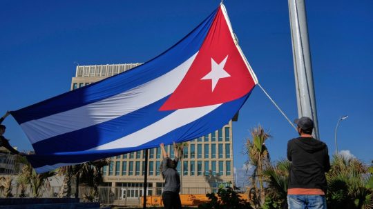vlajka Kuby na americkej ambasáde