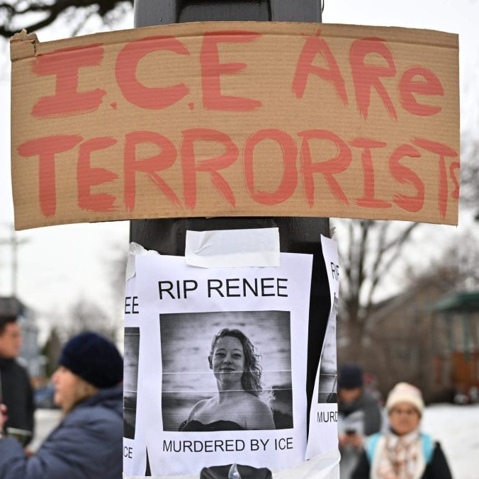 Na snímke ľudia sa zhromažďujú okolo provizórneho pamätníka za obeť streľby neďaleko incidentu.