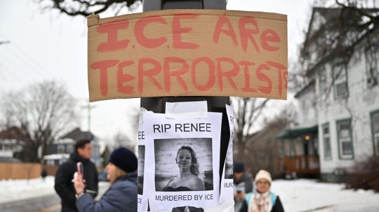 Na snímke ľudia sa zhromažďujú okolo provizórneho pamätníka za obeť streľby neďaleko incidentu.