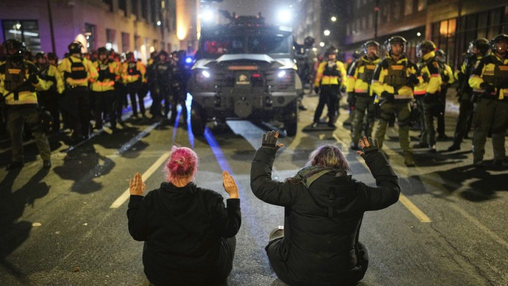 Protestujúci ľudia v Minneapolise v USA.