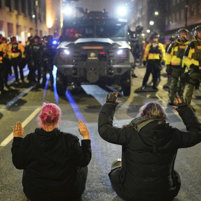 Protestujúci ľudia v Minneapolise v USA.