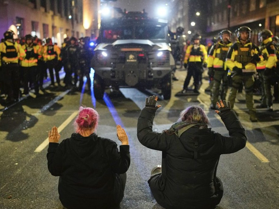 Protestujúci ľudia v Minneapolise v USA.