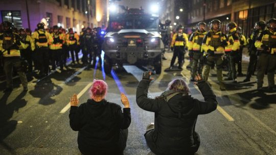 Protestujúci ľudia v Minneapolise v USA.