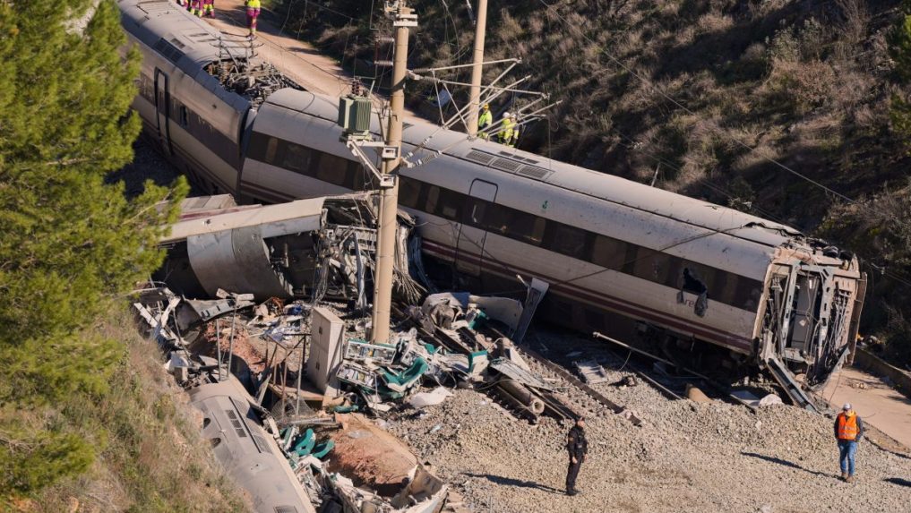 Príslušníci španielskej Občianskej gardy pracujú na mieste zrážky dvoch vlakov v meste Adamuz, na juhu Španielska.