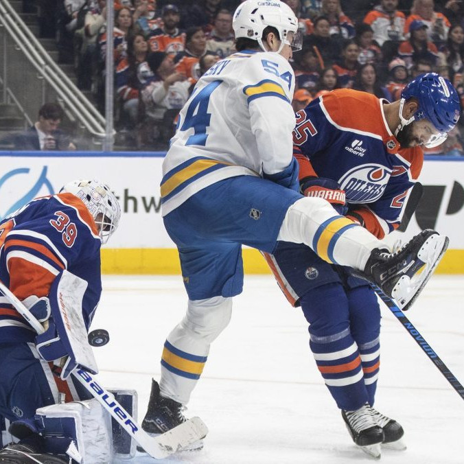 Dalibor Dvorský a Darnell Nurse zápasia o puk pred brankárom Connorom Ingramom.