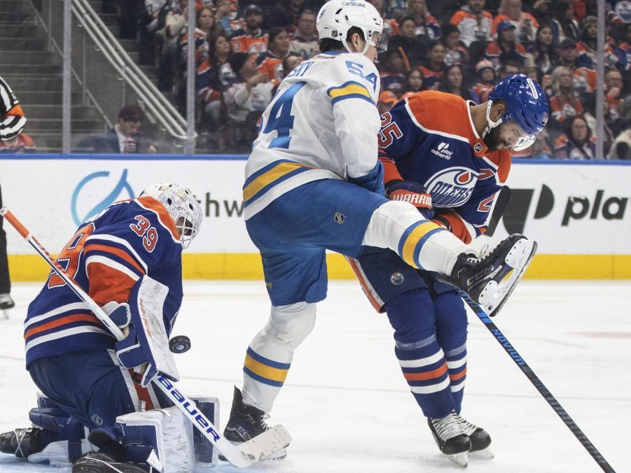 Dalibor Dvorský a Darnell Nurse zápasia o puk pred brankárom Connorom Ingramom.