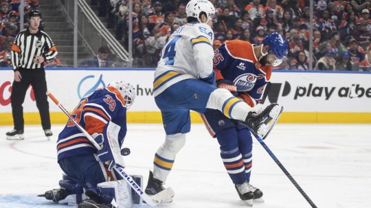 Dalibor Dvorský a Darnell Nurse zápasia o puk pred brankárom Connorom Ingramom.