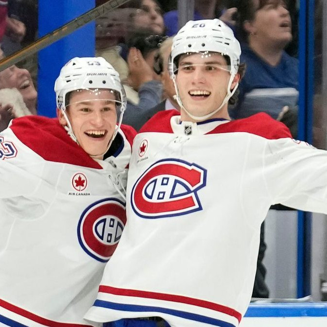 Juraj Slafkovský sa teší z gólu.