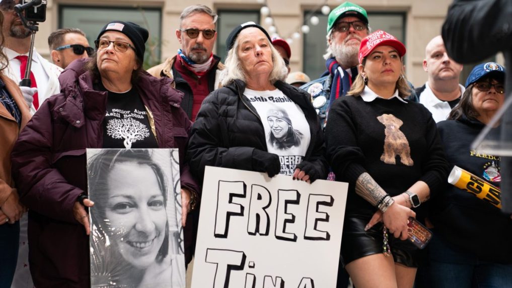 Uprostred matka Ashli Babbitovej, ktorú pred piatimi rokmi zastrelila ochranka.