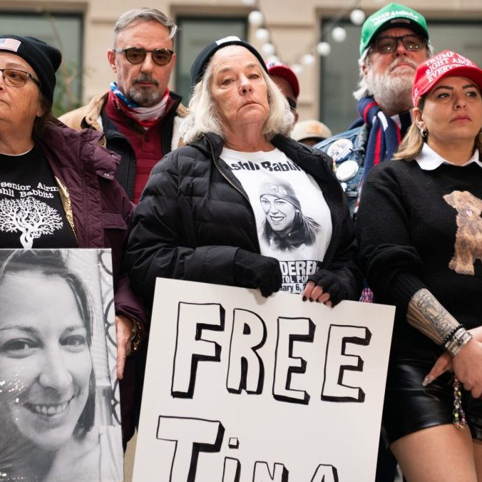 Uprostred matka Ashli Babbitovej, ktorú pred piatimi rokmi zastrelila ochranka.